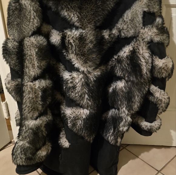 Coach Genuine Shearling - Picture 2 of 4